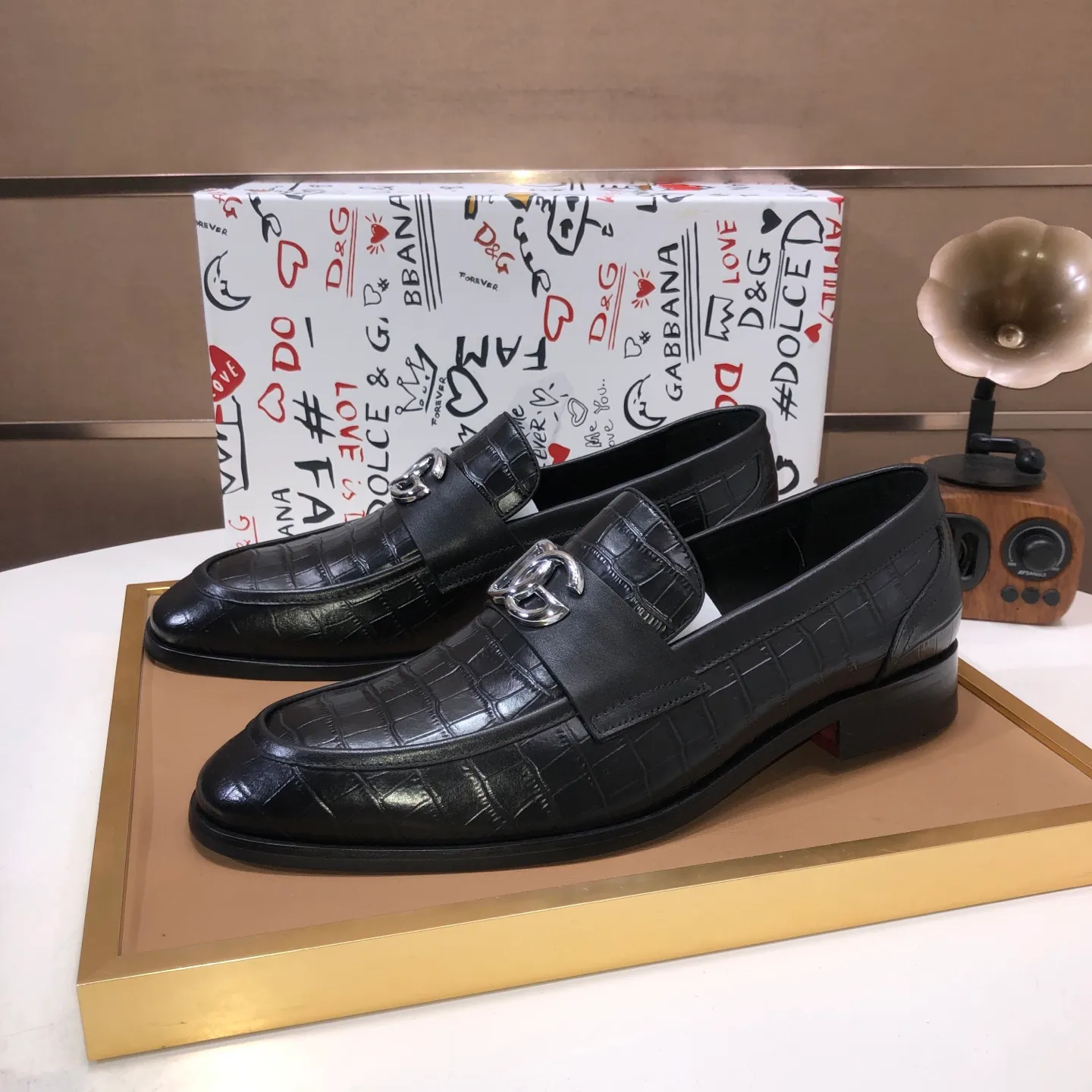 Ex-factory price 500💰DG top quality🔍🔍men's new leather shoes🚹Sold simultaneously at counters⚠Shoe uppers are imported cowhide from Italy, fully imported cowhide lining, imported accessories💪💪, completely 1⃣️ to 1⃣️replica🇮🇹 💪💪, ⚠Sole: The original sole is specially provided by the original factory, the exclusive movable molded sole is super comfortable, ⚠The original factory follows the order, 🔍🔍high quality, you can enter and exit the counter at will, welcome to compare ⚠Number of sizes: 38-44 (45 customized)